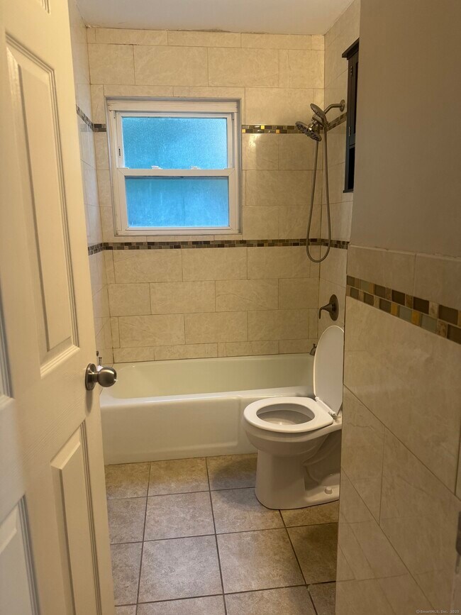 Building Photo - 354 Merritt St
