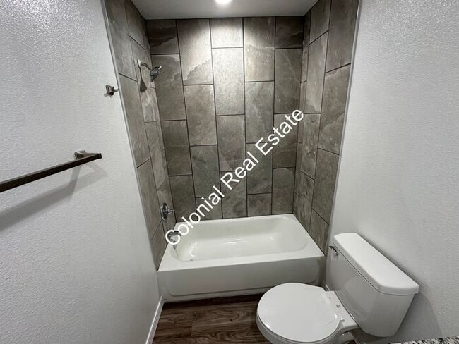 Building Photo - Spacious and updated 2 bedroom 2 bathroom apartment for rent. Central heat and air, granite count...