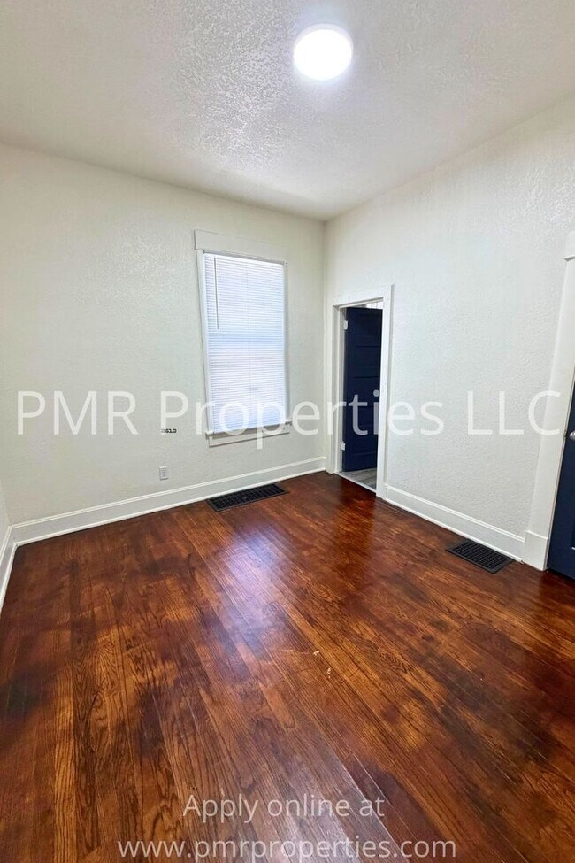 Building Photo - 2 Bedroom/ 1 Bathroom House