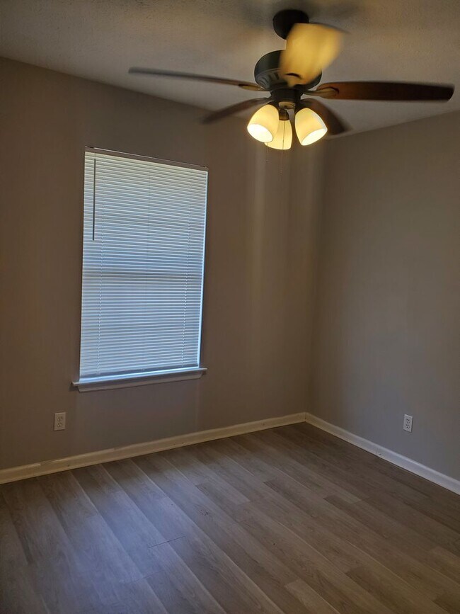 Building Photo - Cute 3 bedroom, 2 bath home located off of...