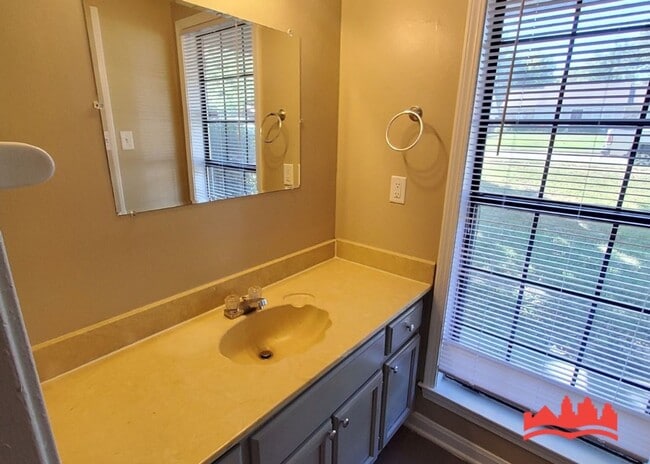 Building Photo - 3902 Ross Rd