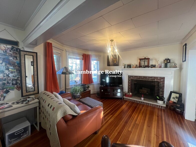 Building Photo - 10 Townsend Rd