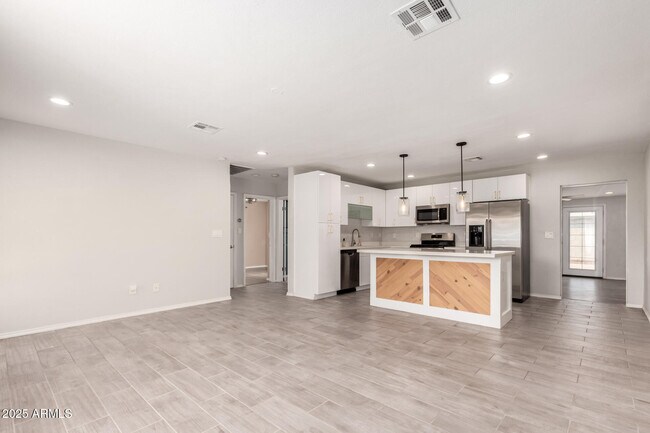 Building Photo - 2314 W Weldon Ave