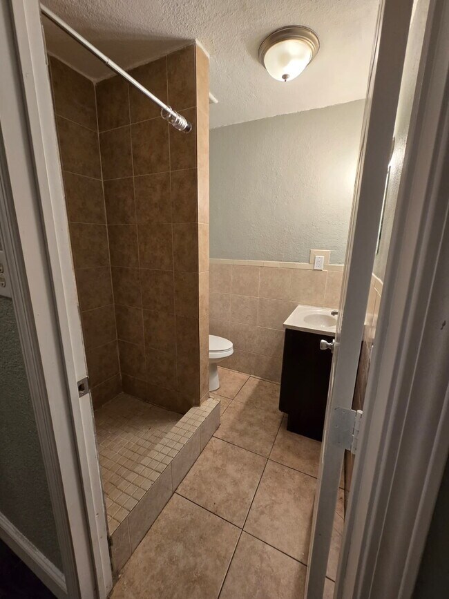 Building Photo - "Charming 2-Bed Duplex Retreat with Full Bath on Commercial Avenue – 842 Sq Ft of Cozy Living in ...