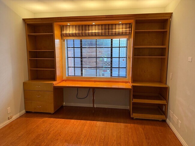 Building Photo - Upgraded 2 Bedroom Condo in Ideal Santa Mo...