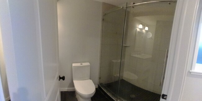 Building Photo - Incredible, modern apartment