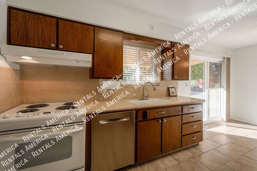 Building Photo - 626 N 62nd St