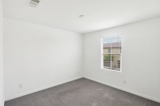 Building Photo - 3 Bed, 2 Bath Townhome Just Outside of Nel...