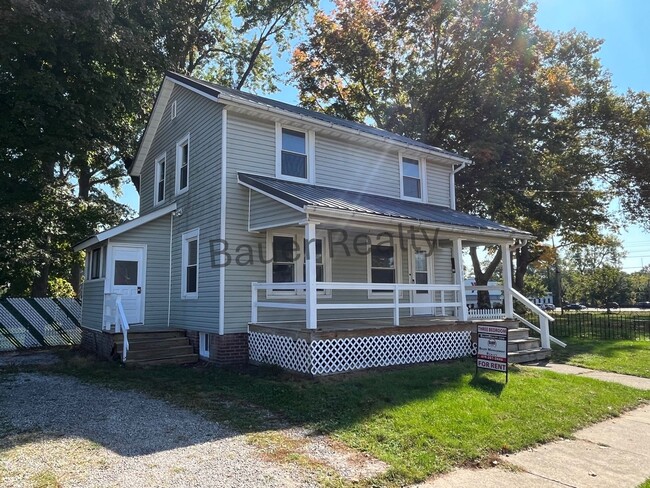 Building Photo - Three Bedroom Home