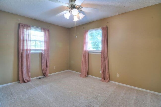 Building Photo - 3 bedroom / 2 bath ranch!