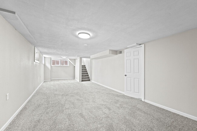 Building Photo - 4524 Waveland Ct