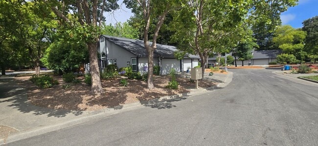 Building Photo - Quiet Cul-De-Sac Living Near Park