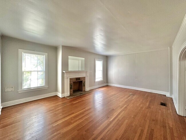 Building Photo - College Ave Triplex