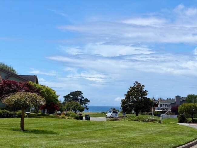 Building Photo - 213 Vía Lantana