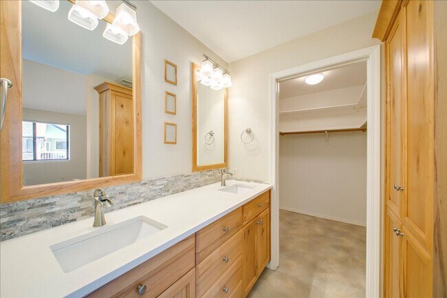 Building Photo - Elegant Condo Near the River