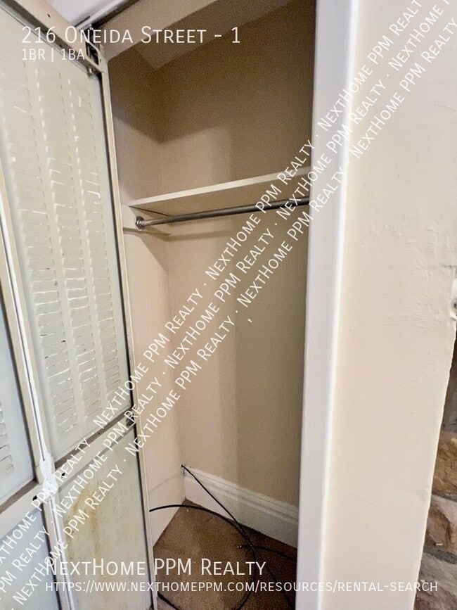 Building Photo - 216 Oneida St