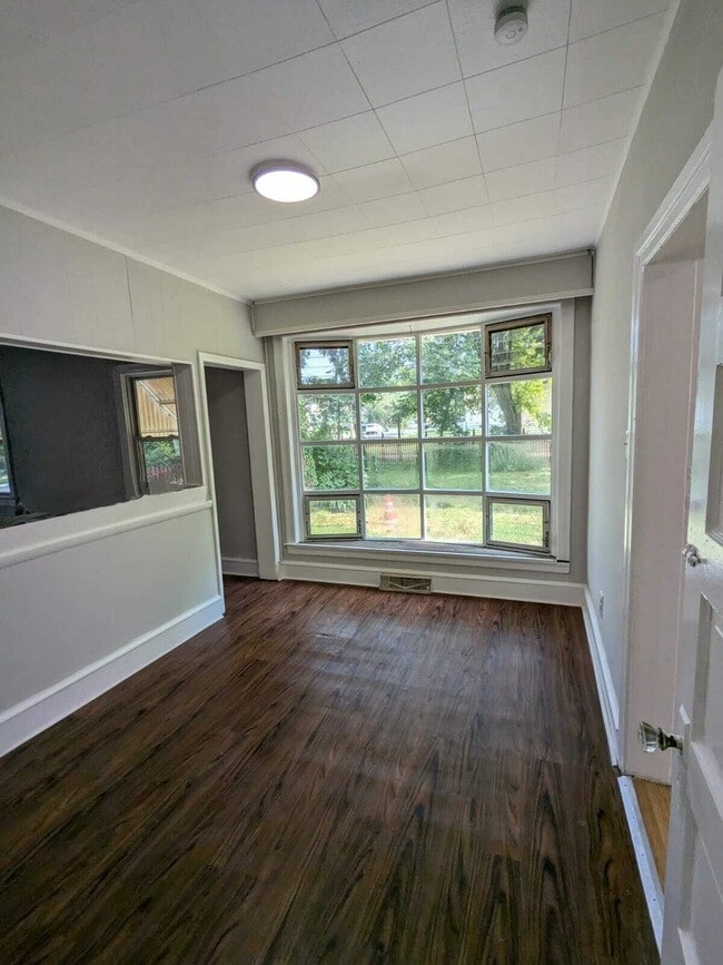 Building Photo - 15 Locust Ave