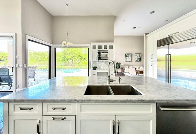 Building Photo - 400 Alexandra Cir