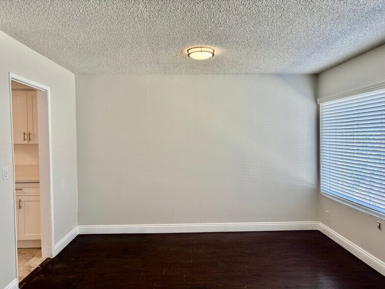 Building Photo - 17440 Burbank Blvd