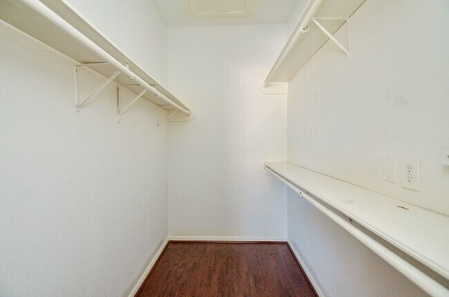 Building Photo - 2255 Braeswood Park Dr