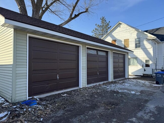 Building Photo - 1106 1/2 hammond ave