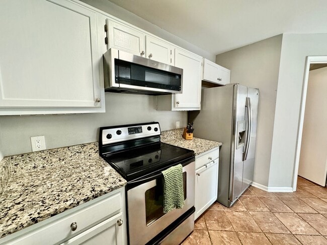Building Photo - 2-Bedroom Condo Ready 08-01-24! Community ...