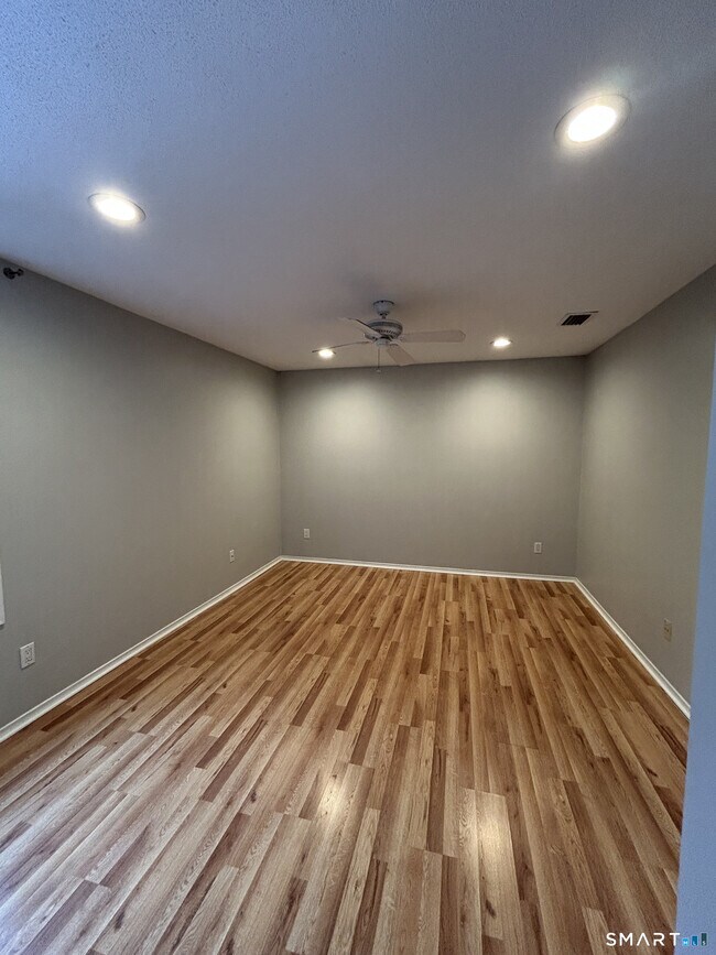 Building Photo - 90 Little Oak Ln