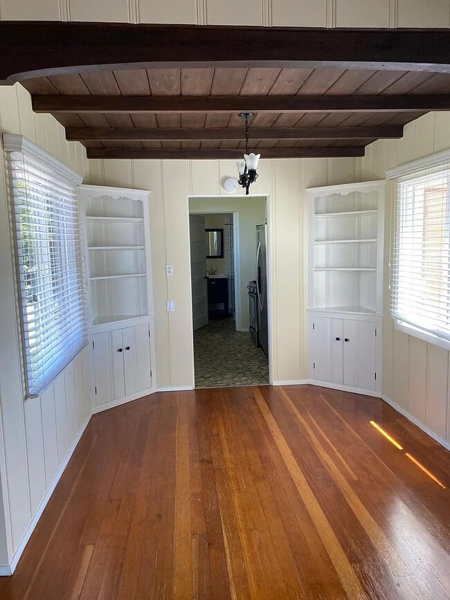 Building Photo - Spacious Studio aand 1-bedroom Apartments in Mission Hills – Prime Location!