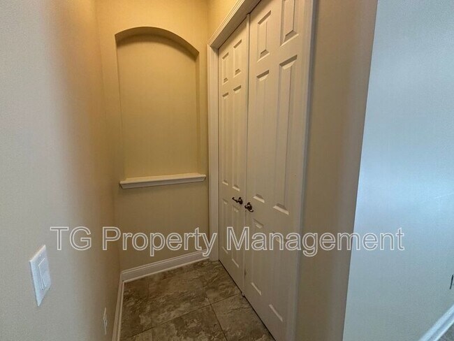 Building Photo - 157 Cloisterbane Dr