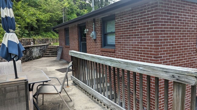 Building Photo - Charming 1 Bedroom Apartment located in beautiful Sylva NC $950 a month-available July 1st