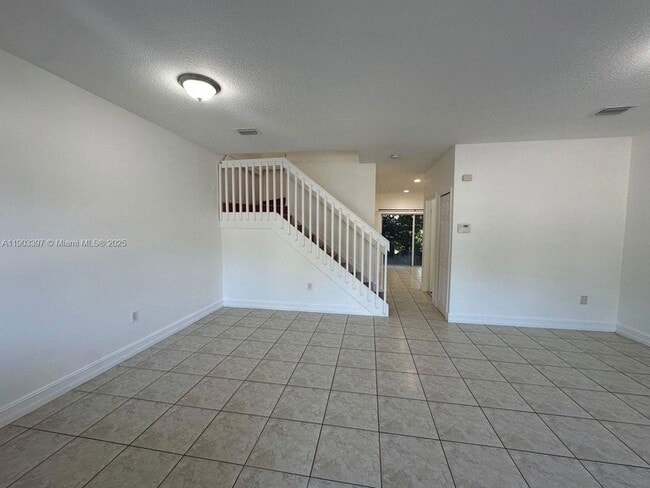 Building Photo - 1712 SE 31st Ct