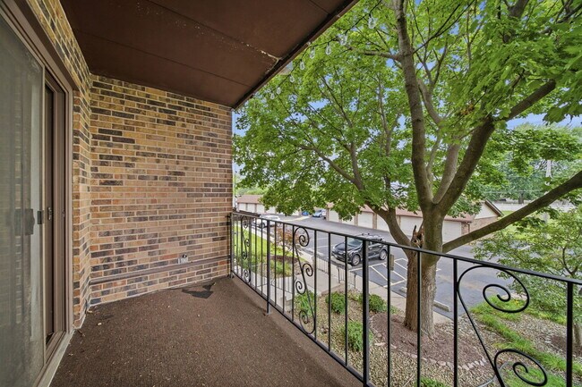 Building Photo - 13913 Laramie Ave