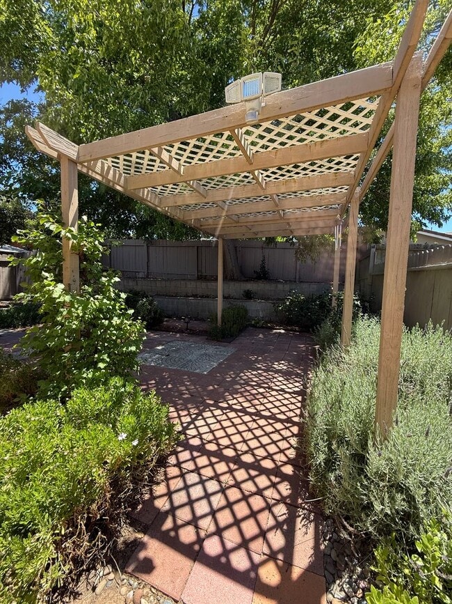 Building Photo - 2 Bedroom 1 Bath Move In Ready in Beautiful Sierra Bonita 55+ Community