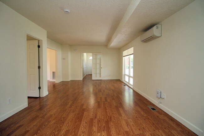 Building Photo - UNIVERSITY LIVING - Beautiful 5 Bedroom Ho...