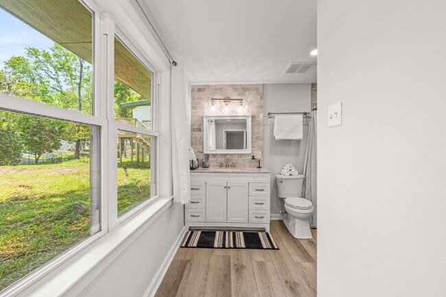 Building Photo - "Charming 3-Bedroom, 2.5-Bath Home Now Ava...