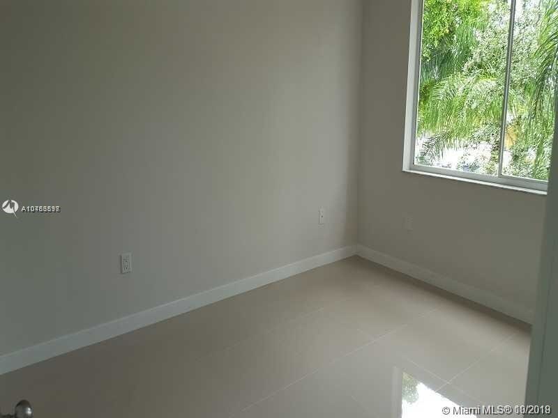 Building Photo - 1720 NW N River Dr