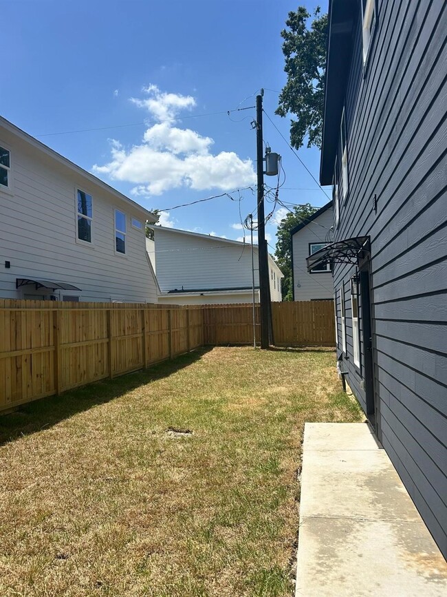 Building Photo - 8415 Mahalia Dr