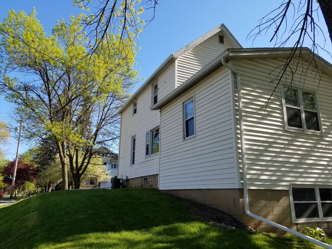 Building Photo - 622 W 18th St