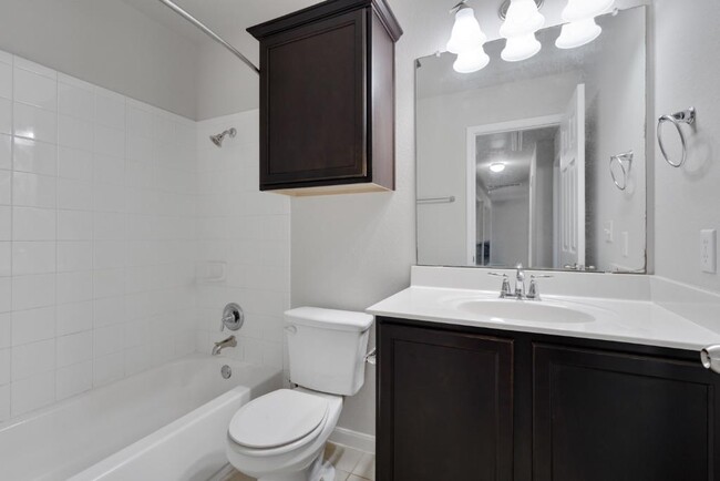Building Photo - 533 Goddard