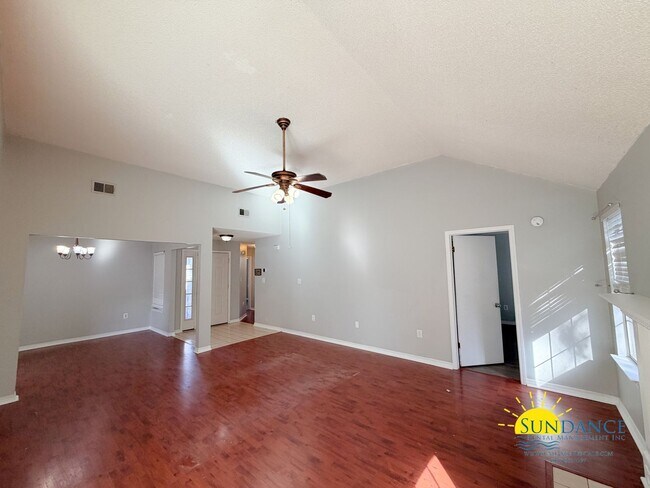 Building Photo - Stunning 3 Bedroom Home in Mary Esther!