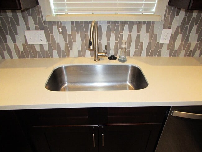 Building Photo - 3249 Dixie Dr