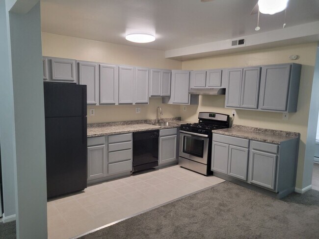 Building Photo - Spacious 3 BR/2 BA Townhome  in Greenway!