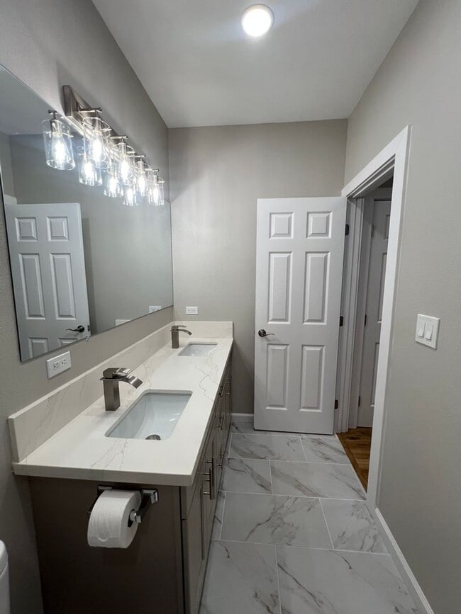 Building Photo - Split AC's In each room. Wet Bar. Spacious