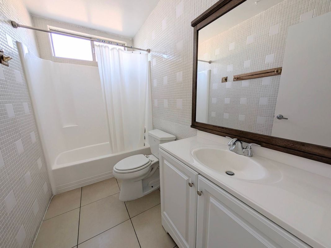 Building Photo - 914 W Alton Ave