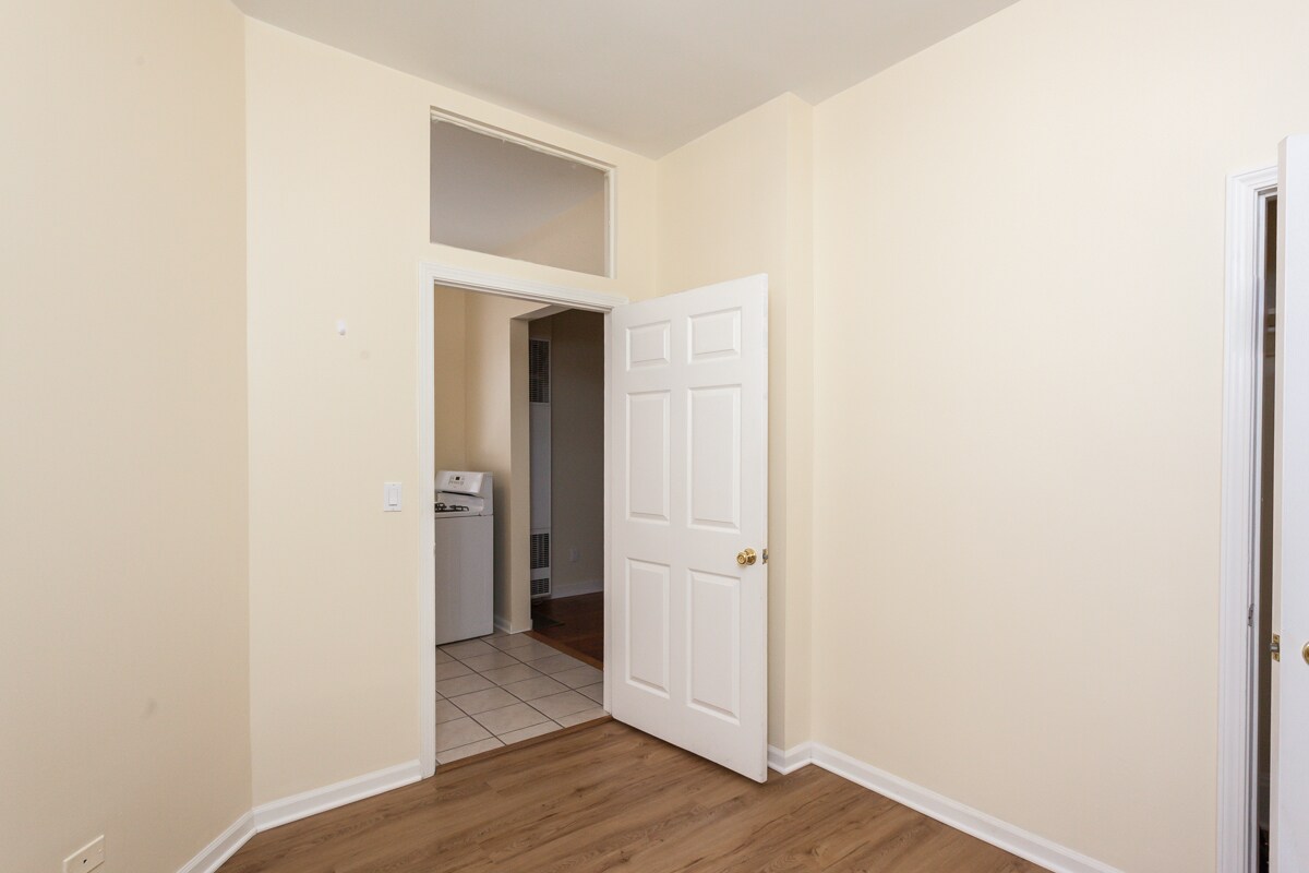 Building Photo - 1310 N Artesian Ave