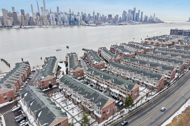 Building Photo - 273 Roslyn Ct