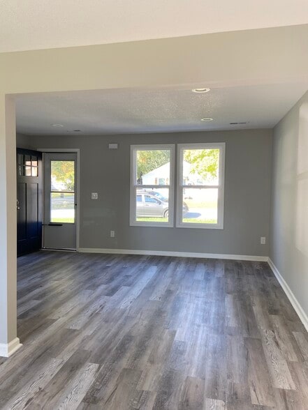 Building Photo - 11 NW Orchard St