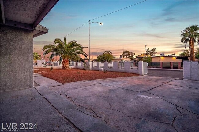 Building Photo - 1660 Capistrano Ave