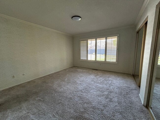 Building Photo - 6589 Meadowridge Dr