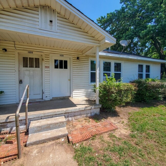 Building Photo - 2 Bedroom 1 bath Duplex